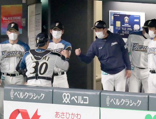 日本ハム対オリックス　6回表を無失点に抑え宇佐見とタッチする栗山監督（撮影・黒川智章）