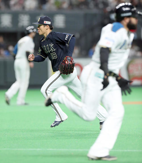 日本ハム対オリックス　6回裏日本ハム2死一、二塁、R・ロドリゲス（右手前）に先制となる中前適時打を打たれるオリックス山本（撮影・佐藤翔太）