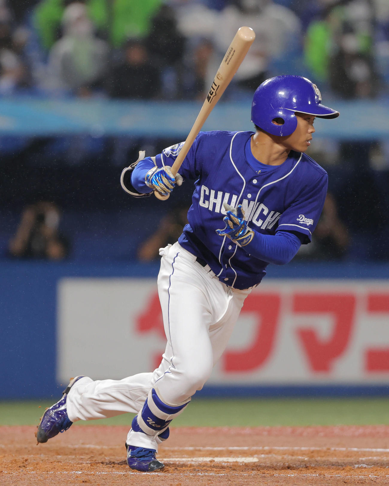 ヤクルト対中日　5回表中日1死二塁、中前適時打を放つ根尾（撮影・河田真司）