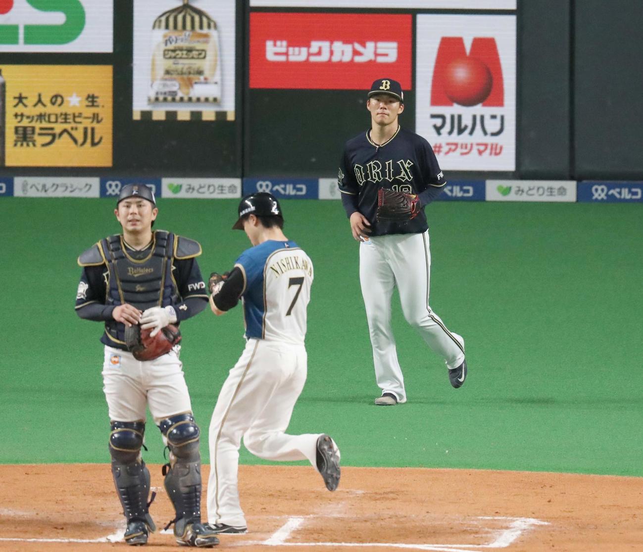 日本ハム対オリックス　6回裏日本ハム2死一、二塁、R・ロドリゲスに先制の中前適時打を浴びる山本。手前は生還する西川（撮影・黒川智章）