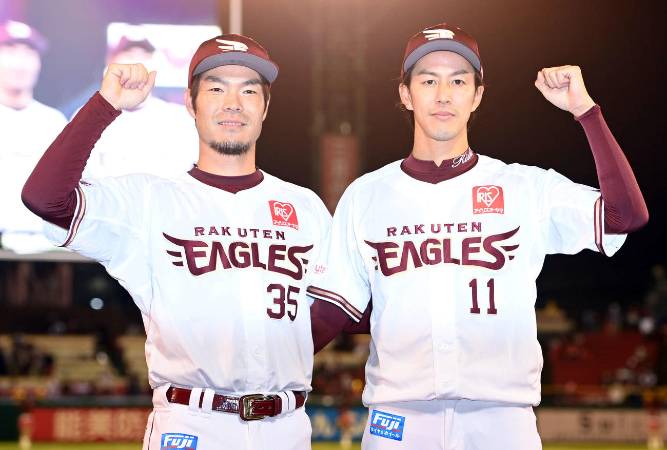 楽天対西武　ヒーローインタビュー後にポーズを決める楽天島内（左）と岸（撮影・山崎安昭）