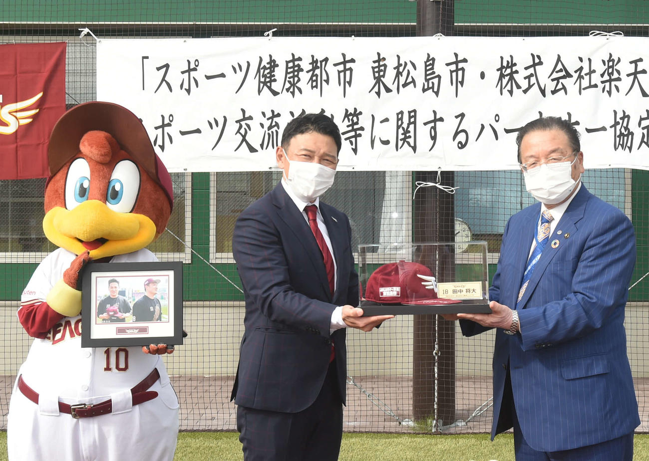 楽天田中将が着用した帽子を贈呈する楽天立花社長（左）と東松島市・渥美市長