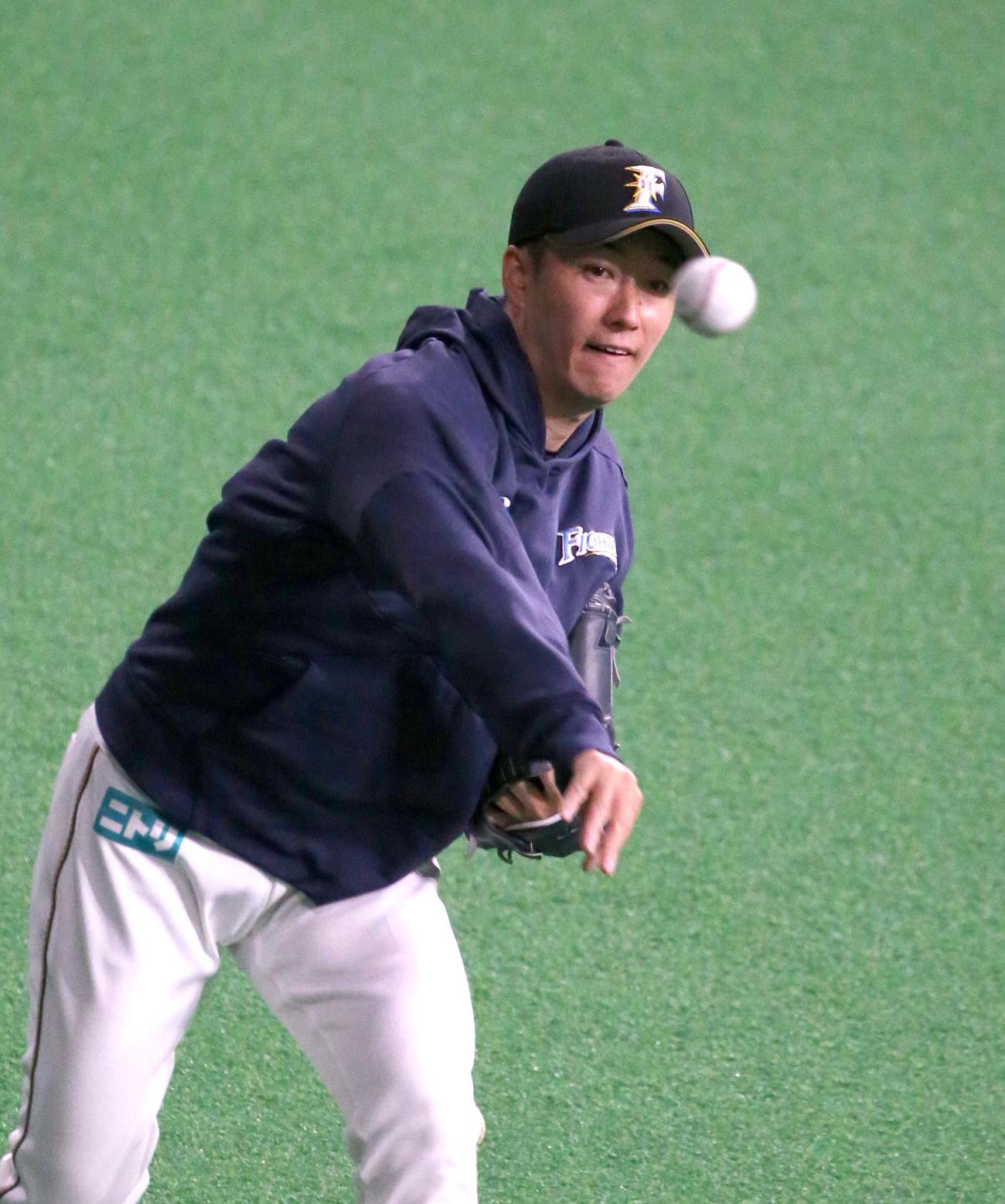 日本ハム対オリックス　軽くキャッチボールする斎藤（撮影・黒川智章）