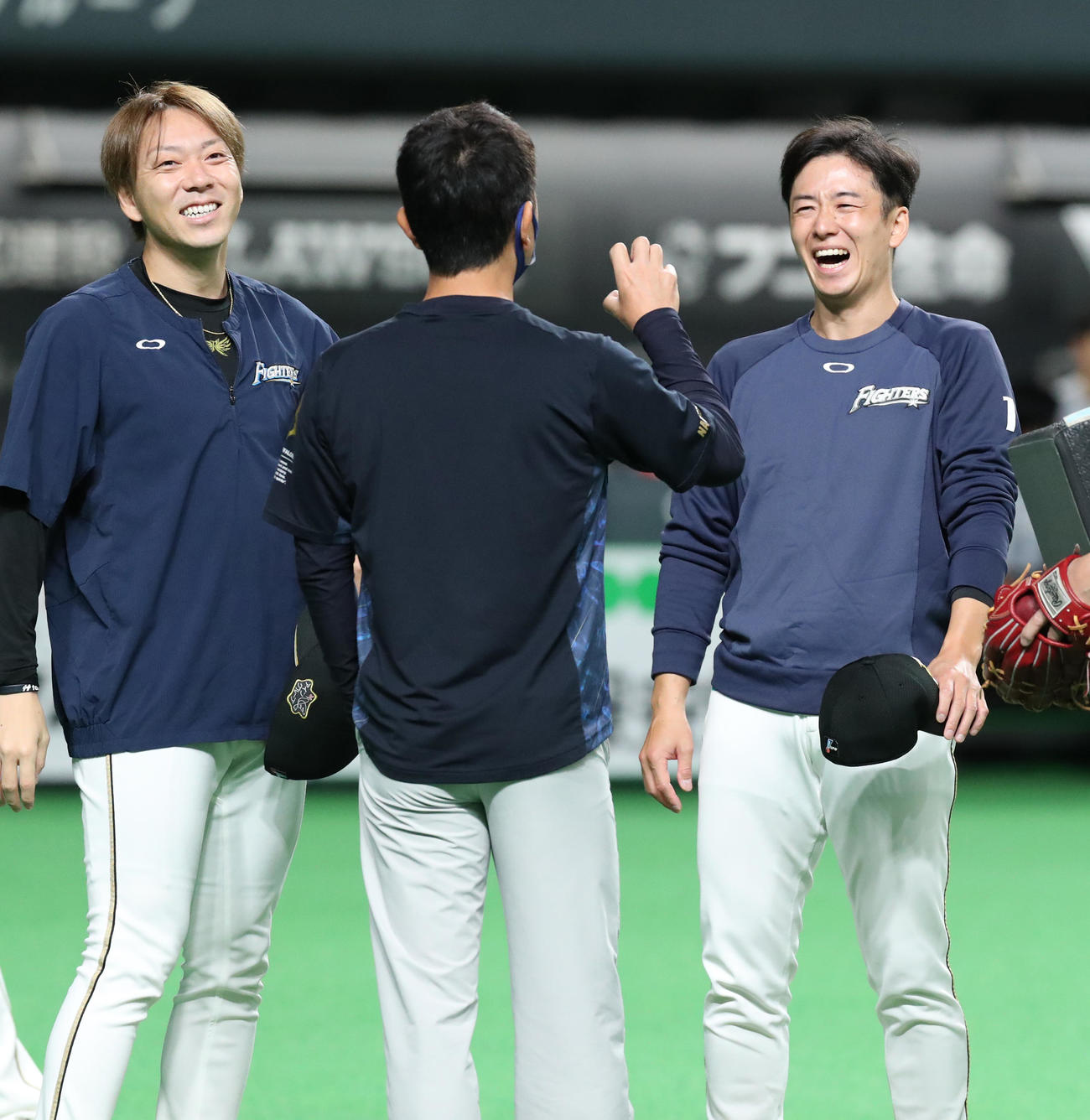 日本ハム対オリックス　談笑する日本ハム宮西（左奥）と斎藤（撮影・佐藤翔太）