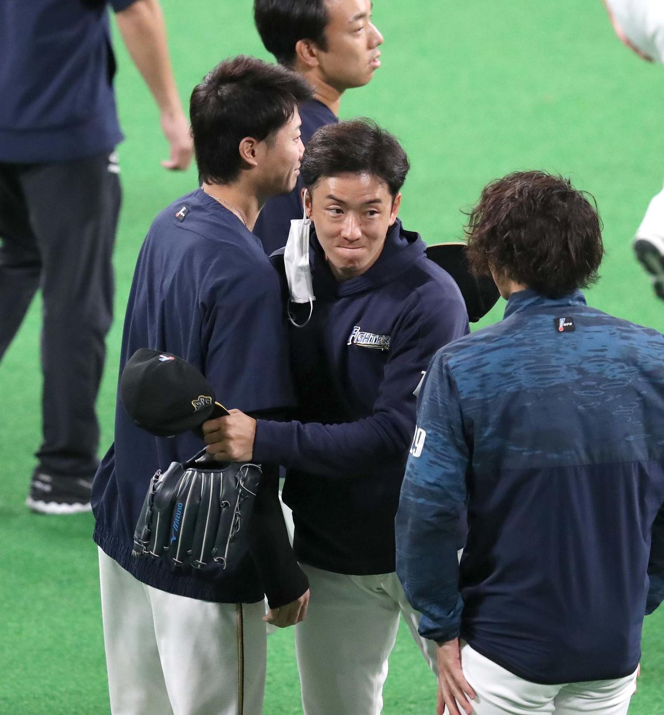 日本ハム対オリックス　チームに合流し西川と抱き合う斎藤（撮影・黒川智章）