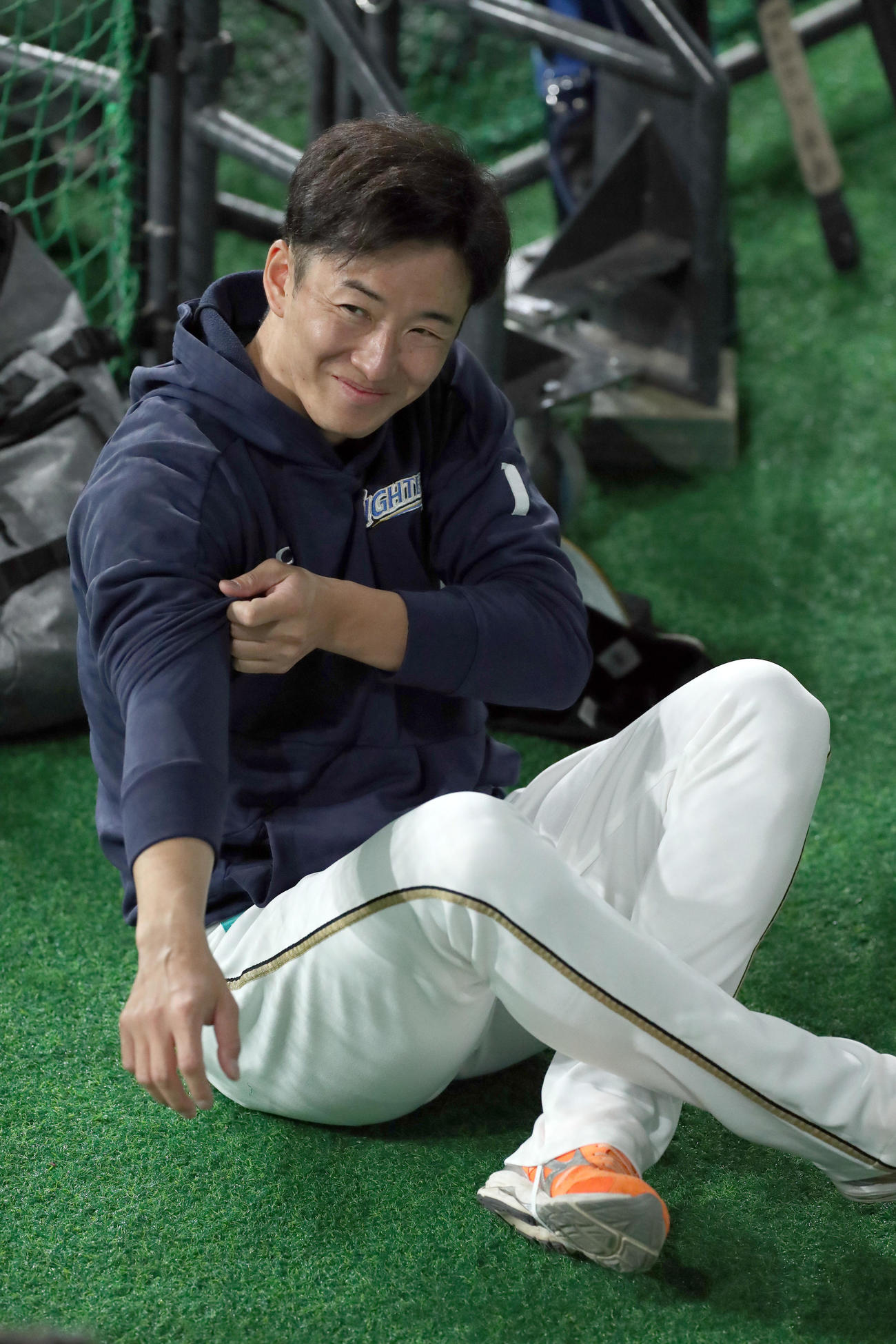 日本ハム対オリックス　笑顔でチームメートとウオーミングアップをする日本ハム斎藤（撮影・佐藤翔太）