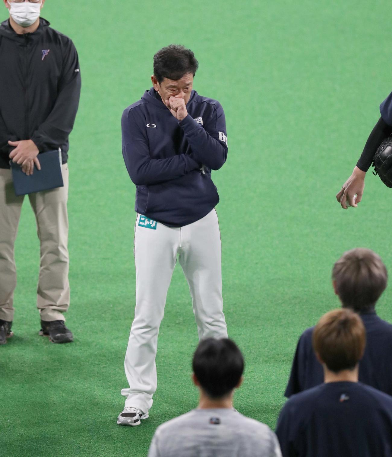 日本ハム対オリックス　練習前に選手にあいさつする栗山監督（撮影・黒川智章）