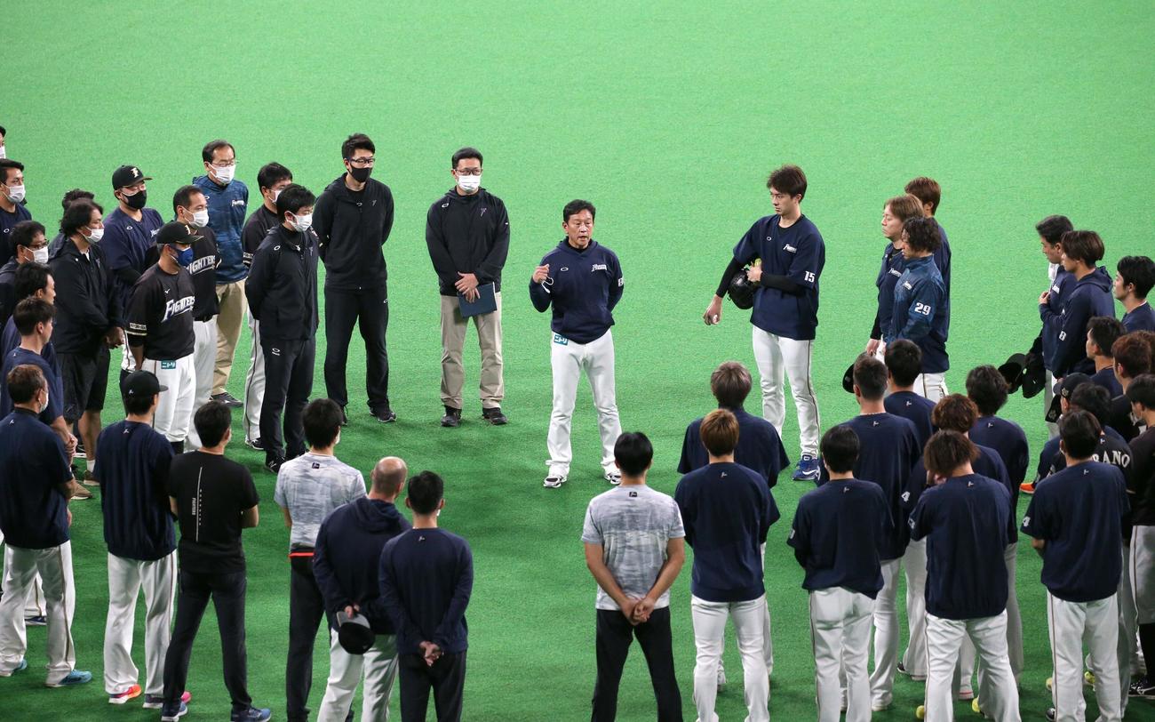 日本ハム対オリックス　練習前に選手にあいさつする栗山監督（撮影・黒川智章）