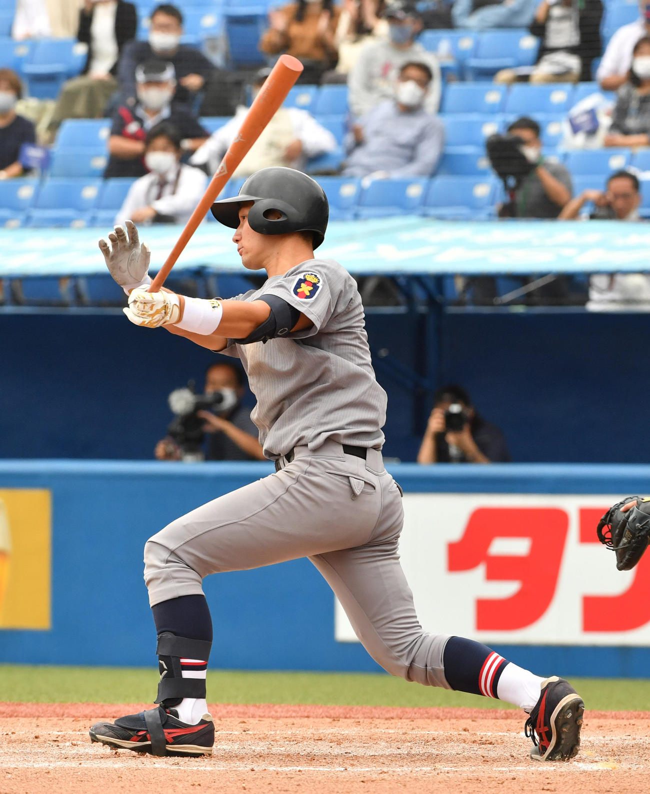 立大対慶大　3回裏慶大1死一、三塁、正木は左犠飛を放つ（撮影・柴田隆二）