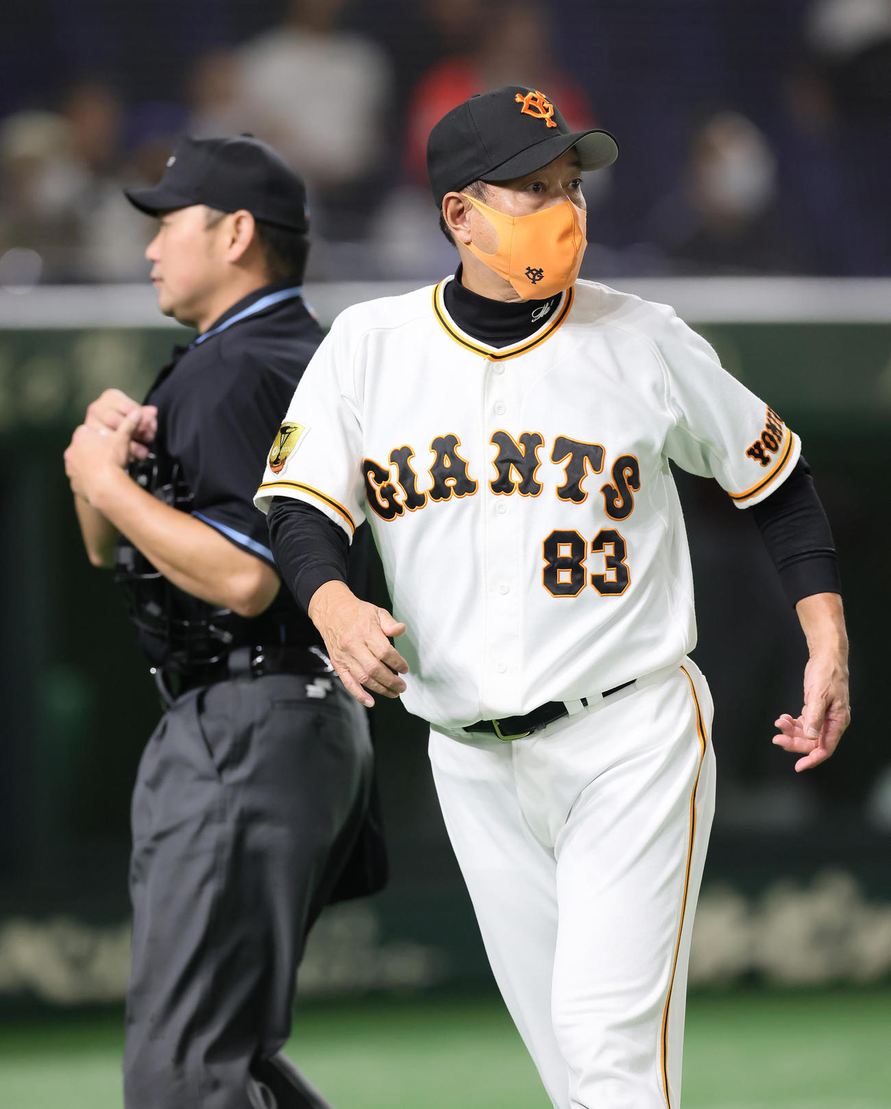 巨人対広島　1回途中、巨人高橋の交代を告げる原監督（撮影・足立雅史）