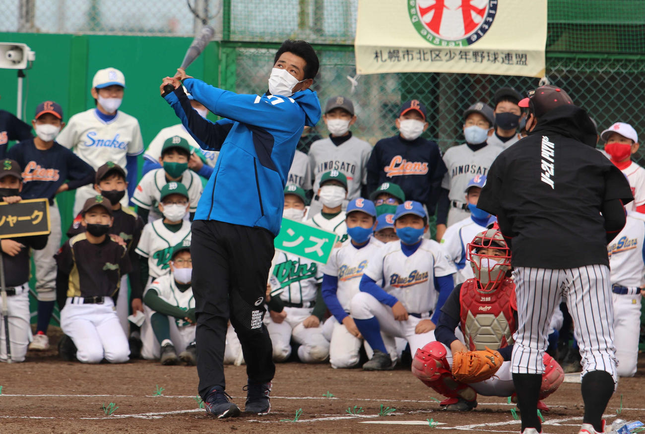 右越えに球場“1号”を放つ稲葉SCO（撮影・小林憲治）