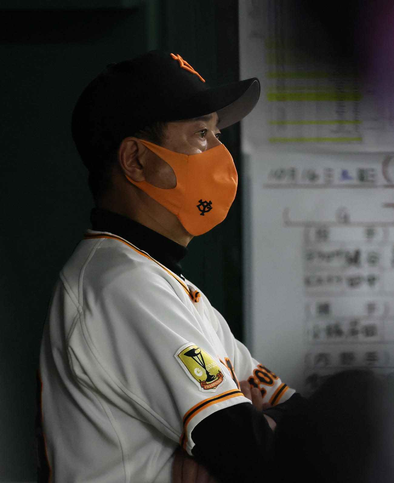 巨人対広島　厳しい表情で戦況を見つめる巨人原監督（撮影・足立雅史）