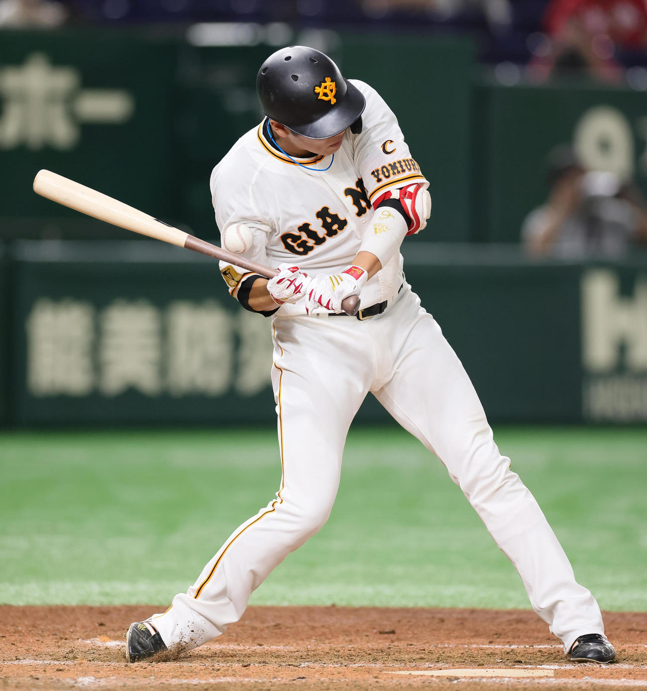 巨人対広島　7回裏巨人1死一、二塁、死球を受ける坂本（撮影・足立雅史）