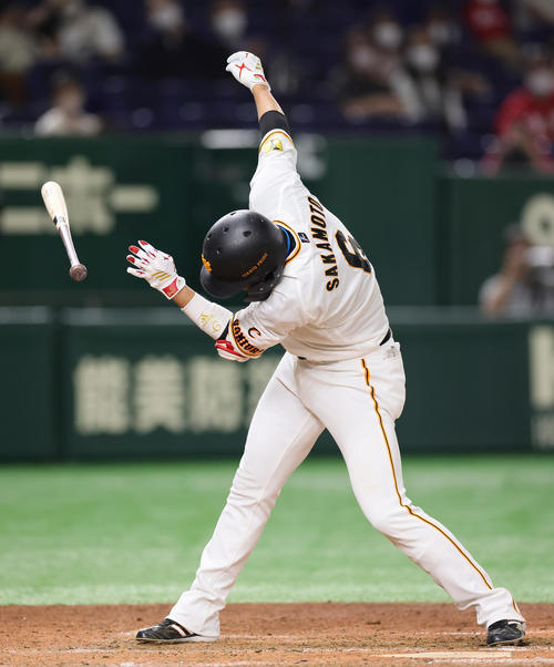 巨人坂本勇人が右手首付近に死球 途中交代 広島森下の抜けた球が直撃 プロ野球写真ニュース 日刊スポーツ