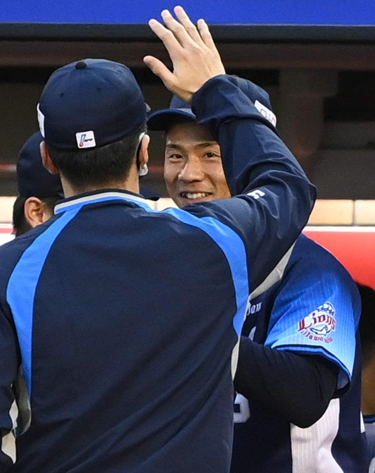 楽天対西武　6回に西武3番手で登板しプロ初登板を果たした大曲は手荒い祝福を受ける（撮影・山崎安昭）
