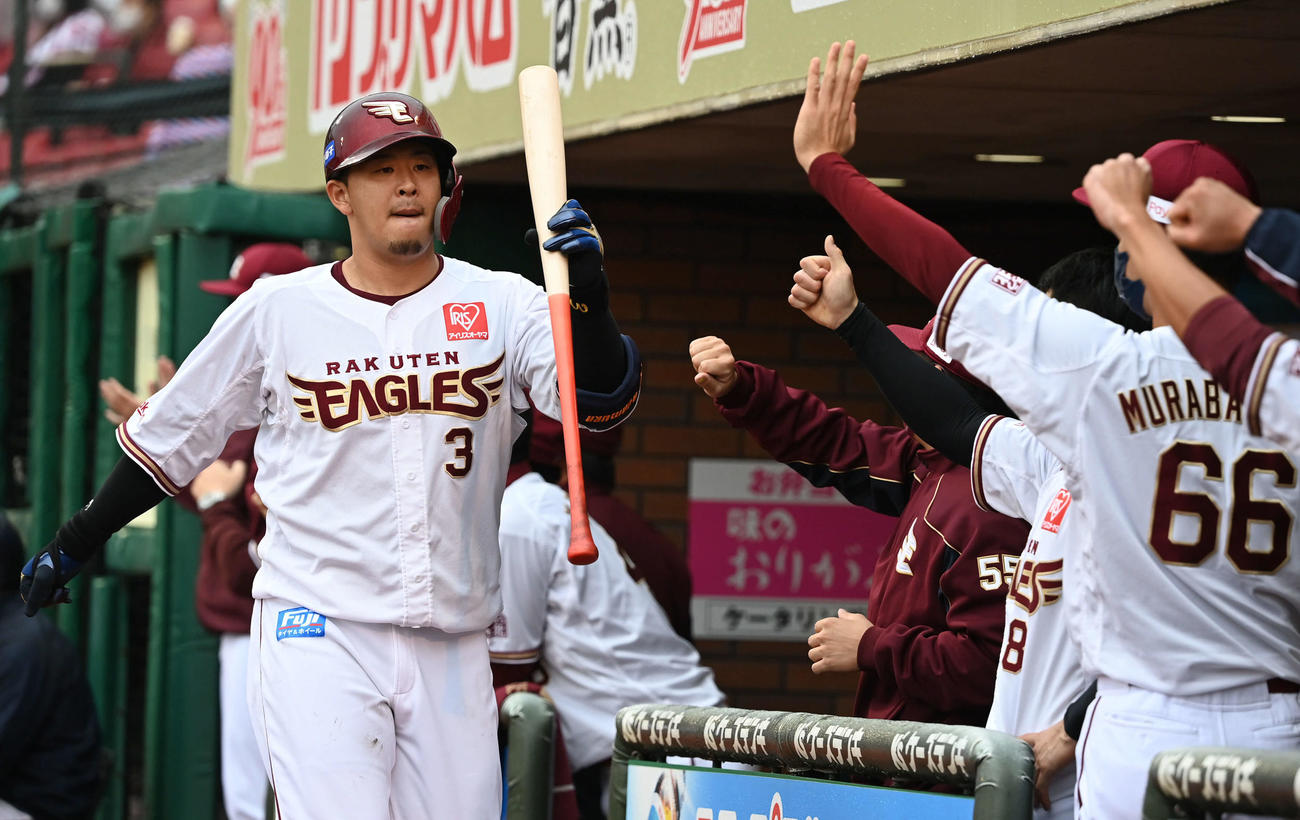 楽天対西武　5回裏楽天1死満塁、犠飛を放った浅村はチームメートとエアタッチ（撮影・山崎安昭）