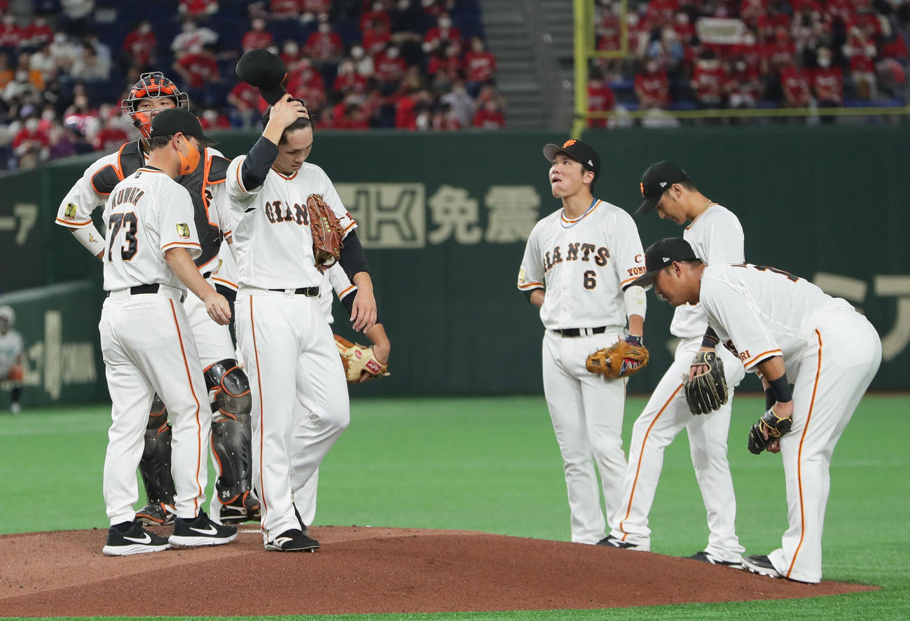 巨人対広島　1回途中降板する巨人高橋（左から2人目）（撮影・足立雅史）