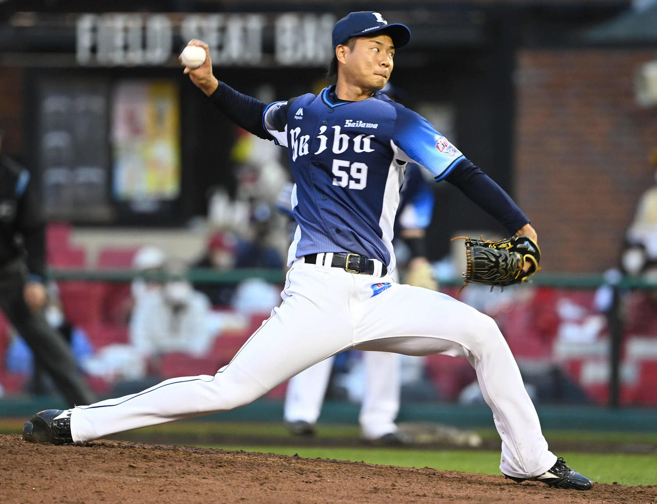 楽天対西武　6回に西武3番手で登板しプロ初登板を記録した大曲（撮影・山崎安昭）