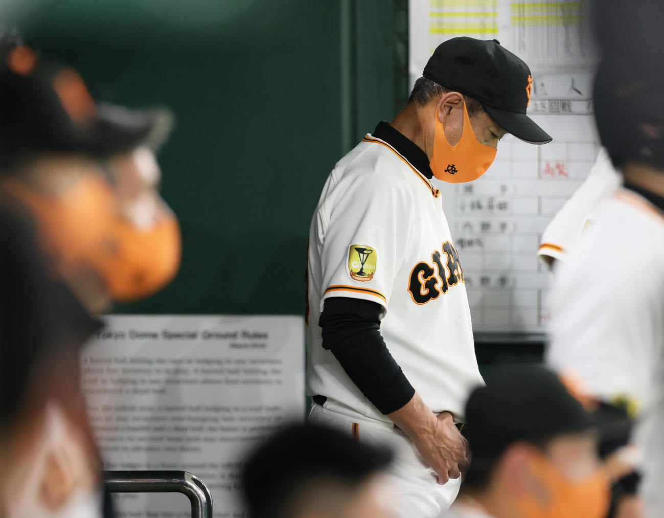 巨人対広島　ベンチでうつむく巨人原監督（撮影・足立雅史）