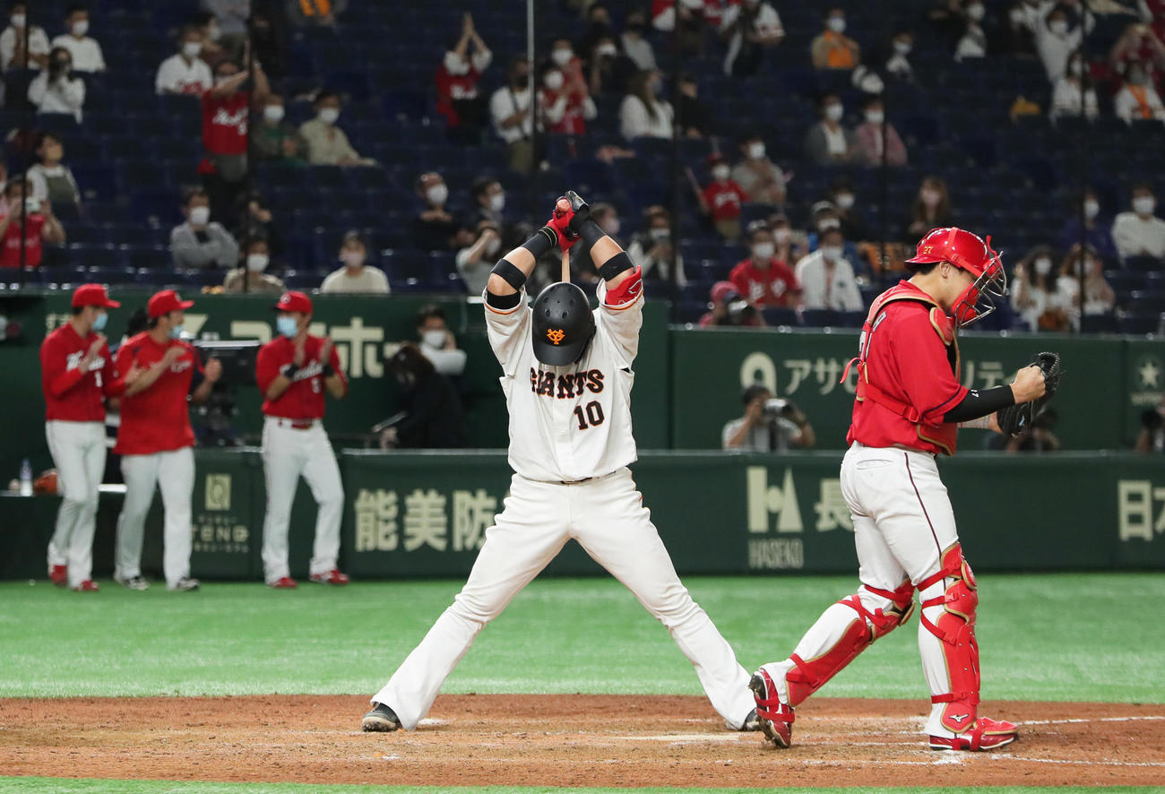 巨人対広島　9回裏巨人2死二塁、中田が空振り三振に倒れ試合終了、チームは10連敗となる（撮影・足立雅史）