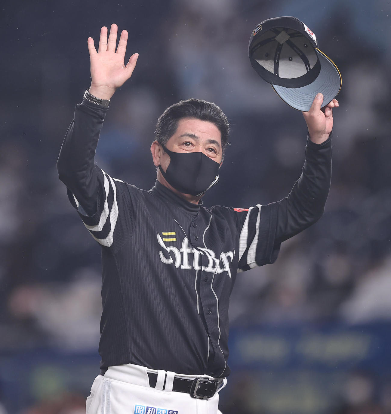 ロッテ対ソフトバンク　ロッテに勝利しスタンドに手を振るソフトバンク工藤監督（撮影・垰建太）