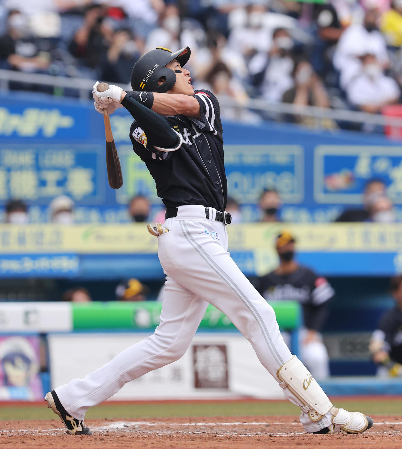 ロッテ対ソフトバンク　2回表ソフトバンク2死一、二塁、左中間に3点本塁打を放つ柳田（撮影・垰建太）