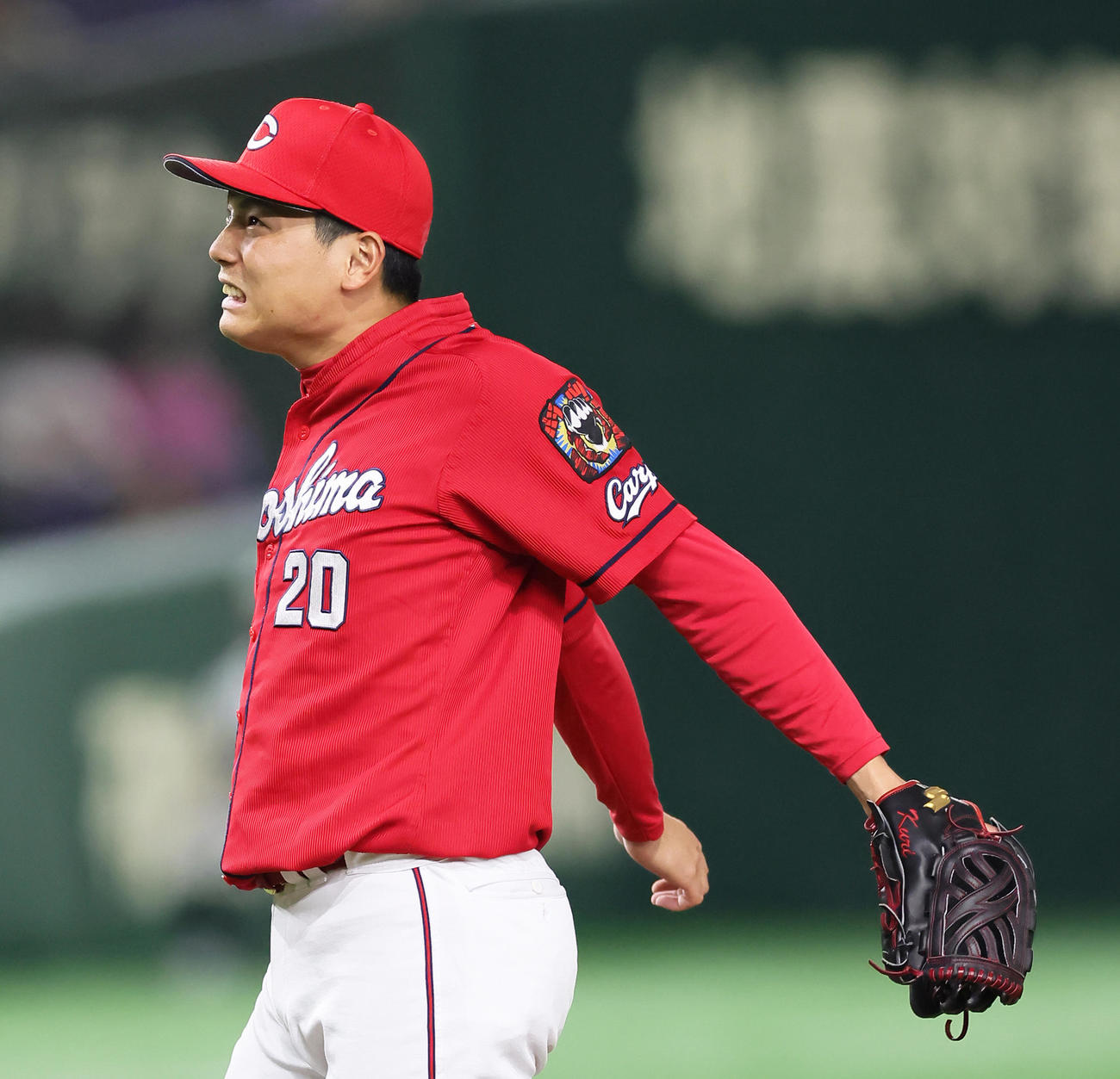 巨人対広島　マウンドで腕を気にする広島栗林（撮影・足立雅史）