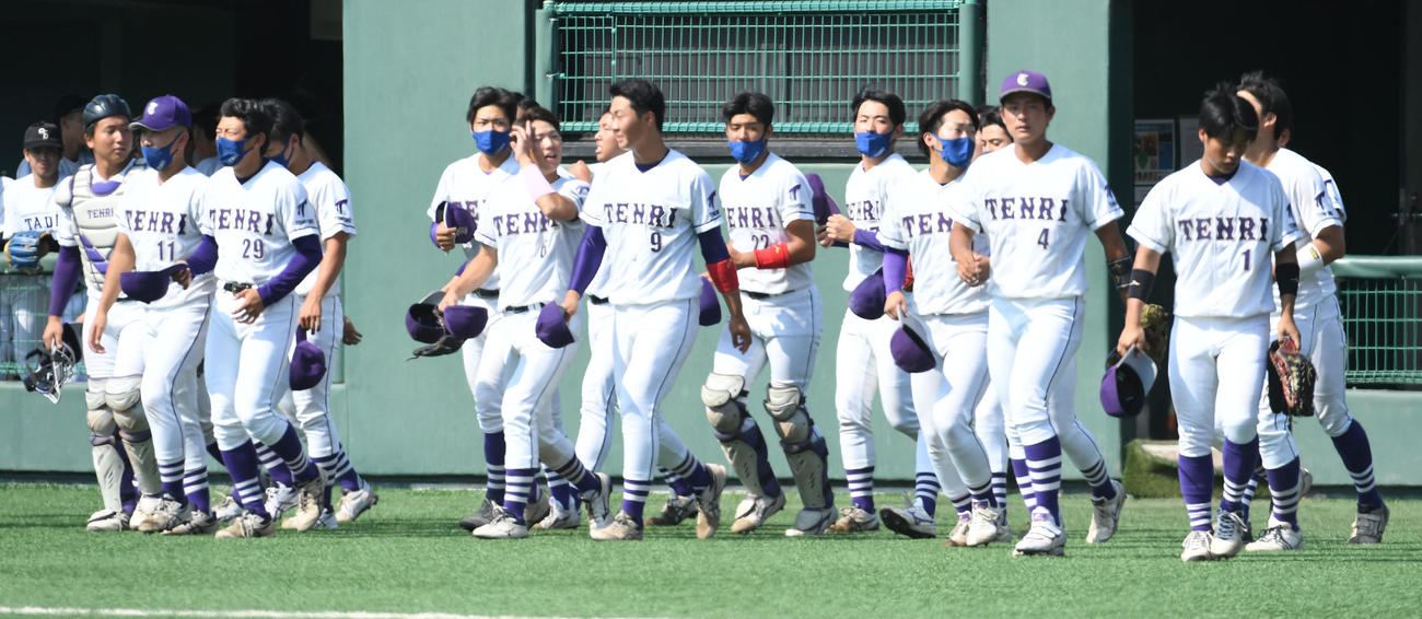 甲南大対天理大　甲南大に勝利した天理大ナイン（撮影・和賀正仁）
