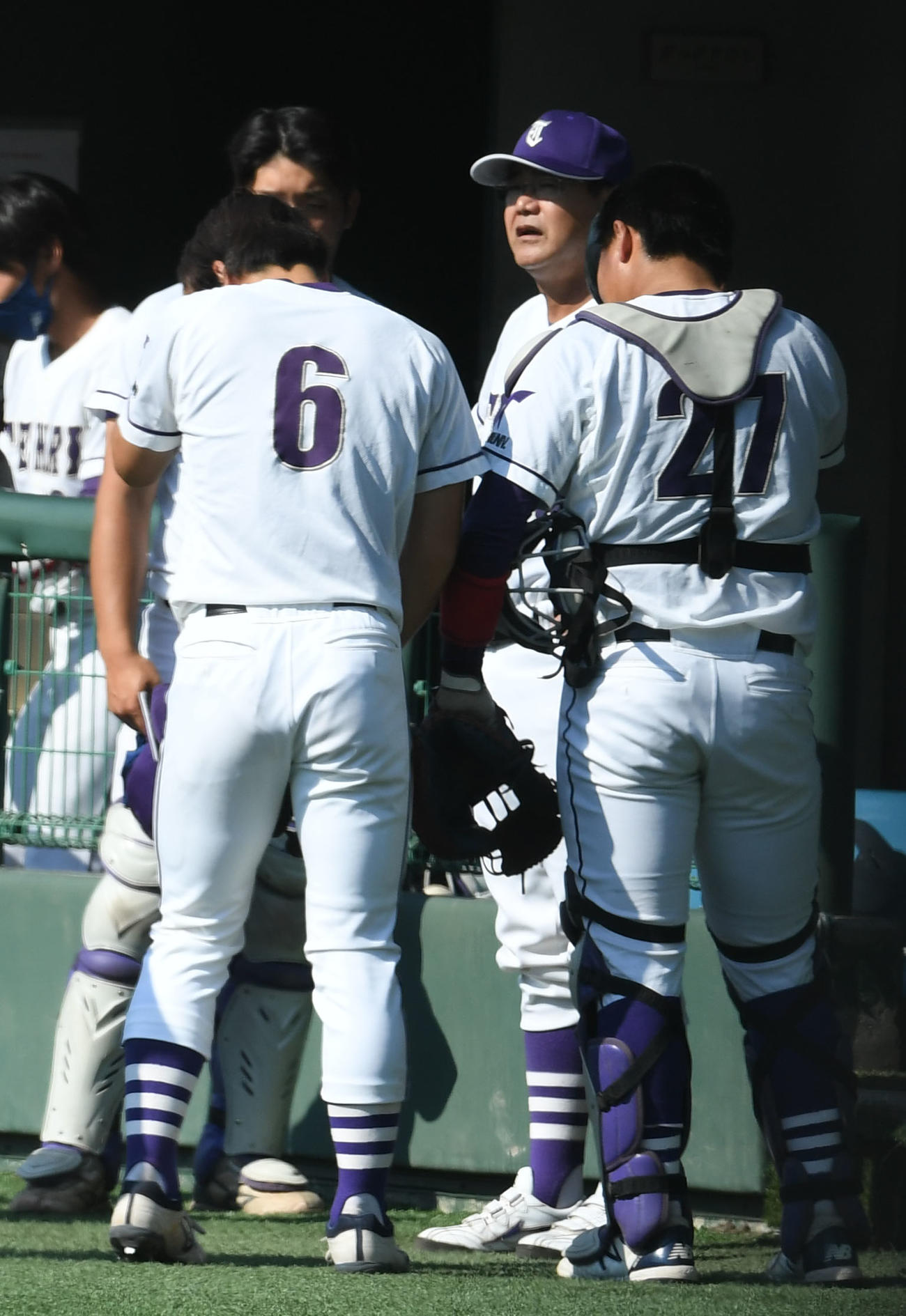 甲南大対天理大　円陣を組みナインに指示を出す天理大・藤原監督（中央）（撮影・和賀正仁）