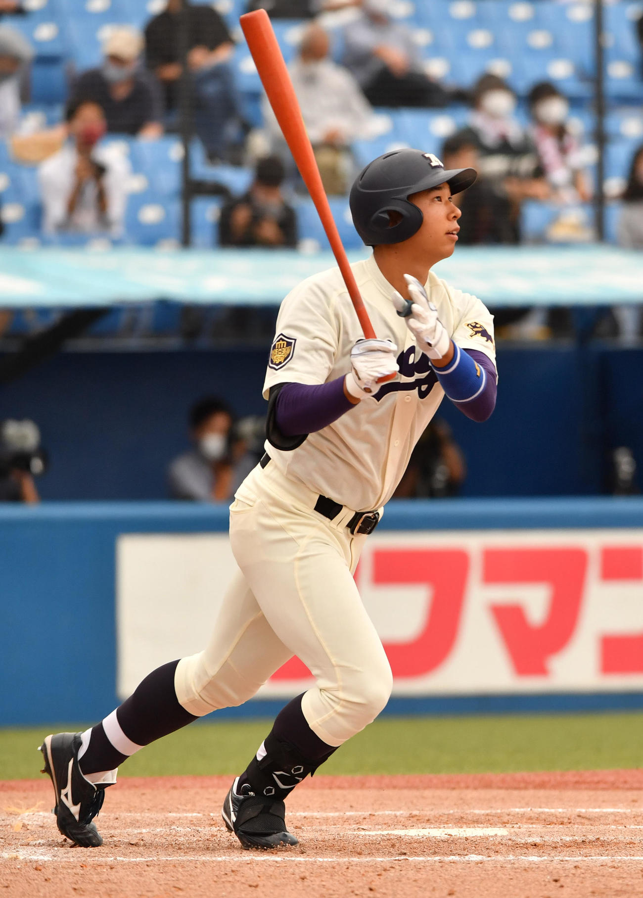 早大対明大　3回裏明大1死二塁、上田は右越えに本塁打を放つ（撮影・柴田隆二）