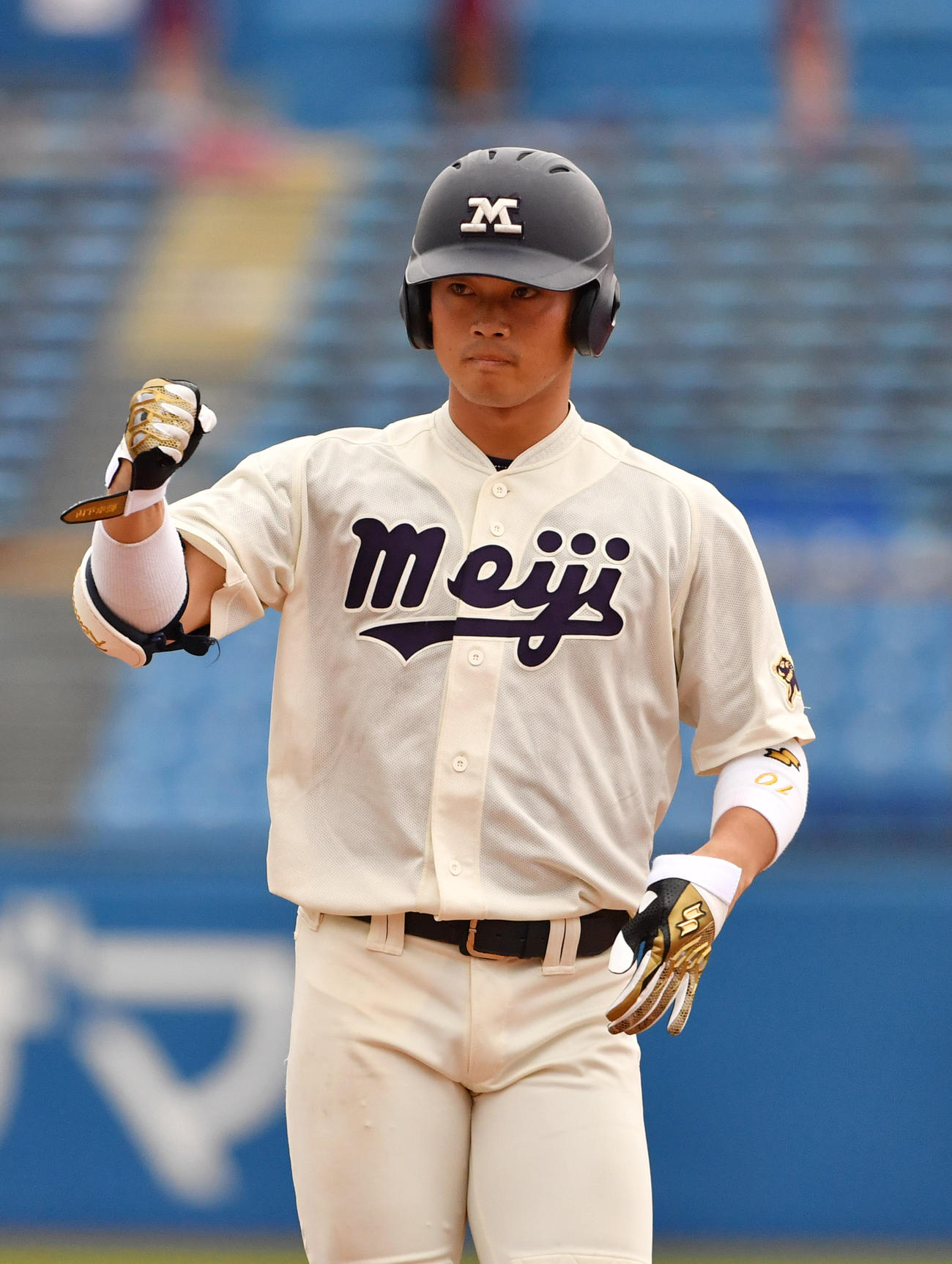 早大対明大　4回裏明大2死一、三塁、丸山は左前適時打を放ちガッツポーズ（撮影・柴田隆二）