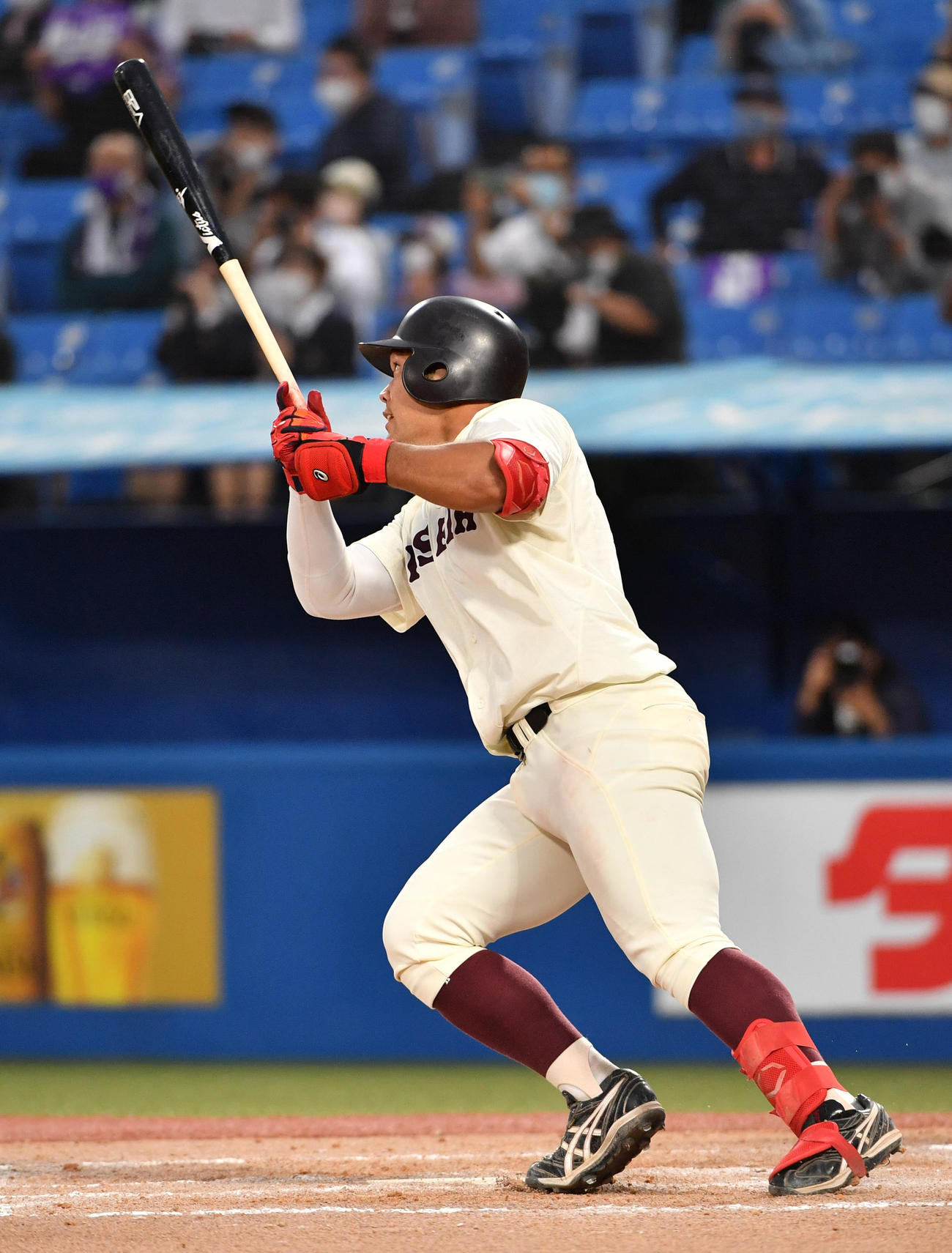 早大対明大　9回表早大2死一、二塁、今井は右中間に逆転の二塁打を放つ（撮影・柴田隆二）