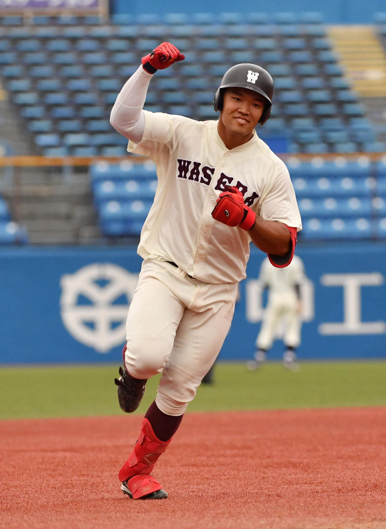 早大対明大　6回表早大1死、今井は中越えに本塁打を放ちガッツポーズ（撮影・柴田隆二）