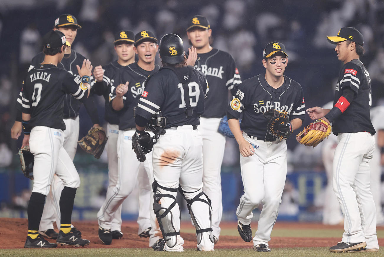 ロッテ対ソフトバンク　ロッテに勝利しタッチを交わす栗原（右から2人目）らソフトバンクナイン（撮影・垰建太）