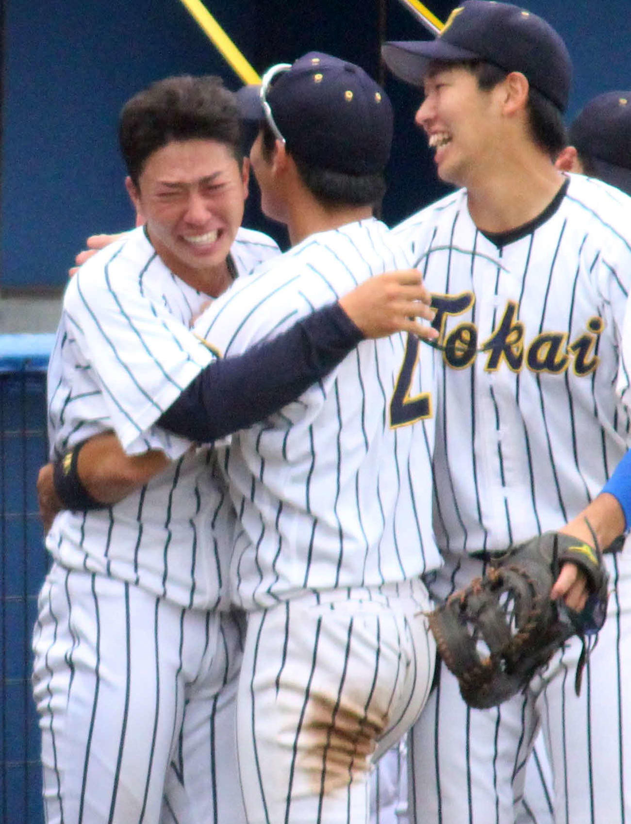 東海大対日体大　試合後、うれし涙を流す東海大・門馬主将（左）（撮影・保坂恭子）