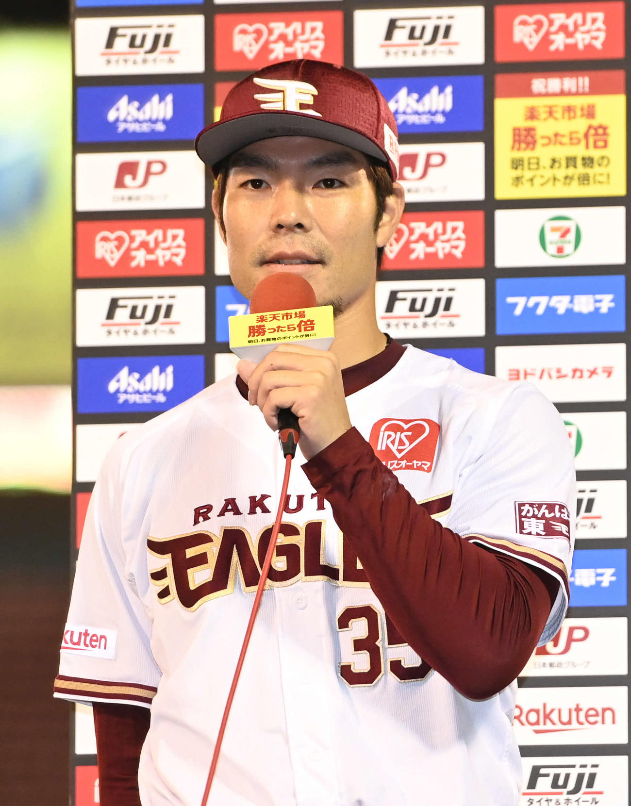 楽天対西武　ヒーローインタビューに答える楽天島内（撮影・山崎安昭）