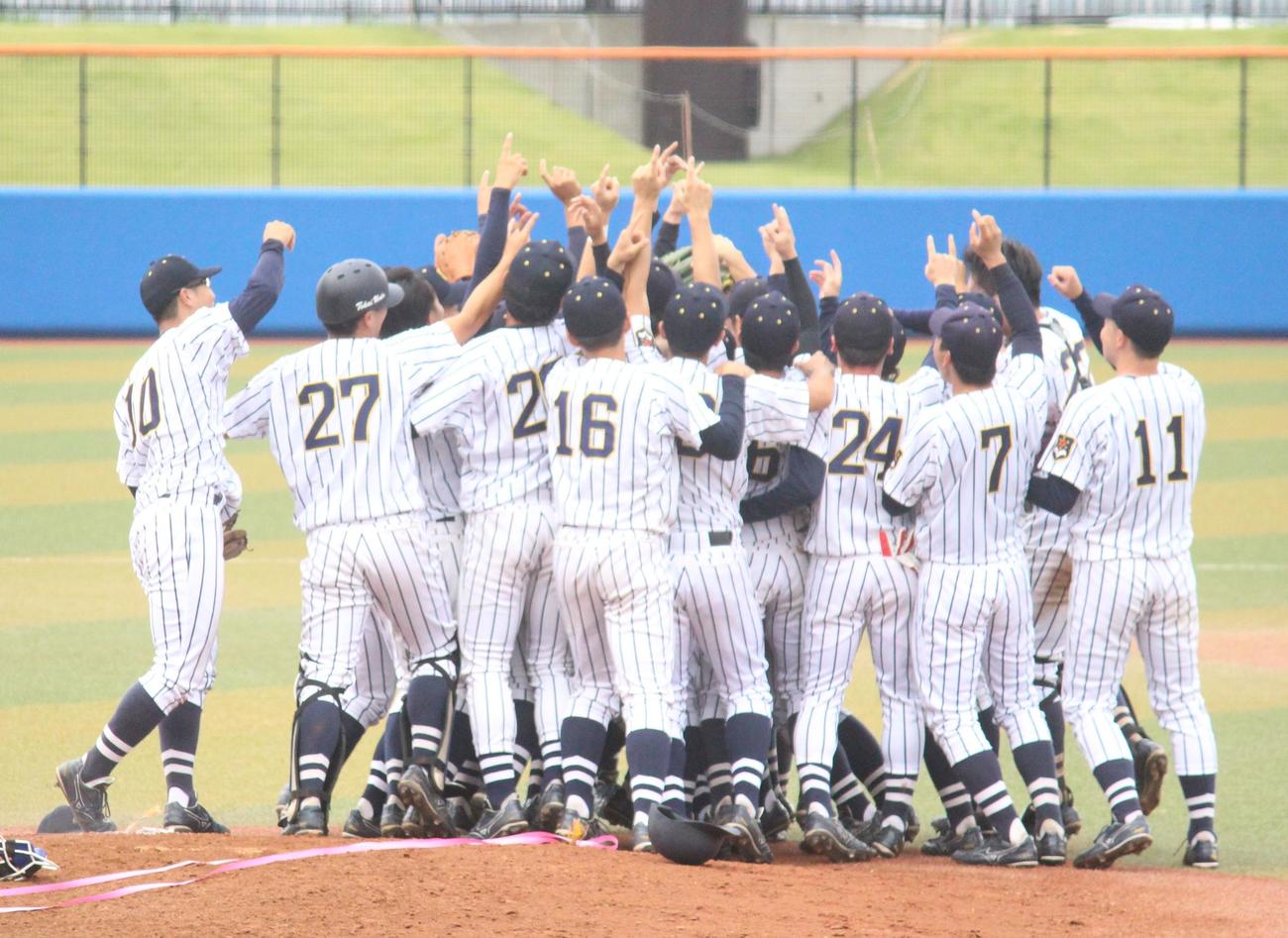 東海大対日体大　優勝し、マウンドに集まって喜ぶ東海大の選手たち（撮影・保坂恭子）