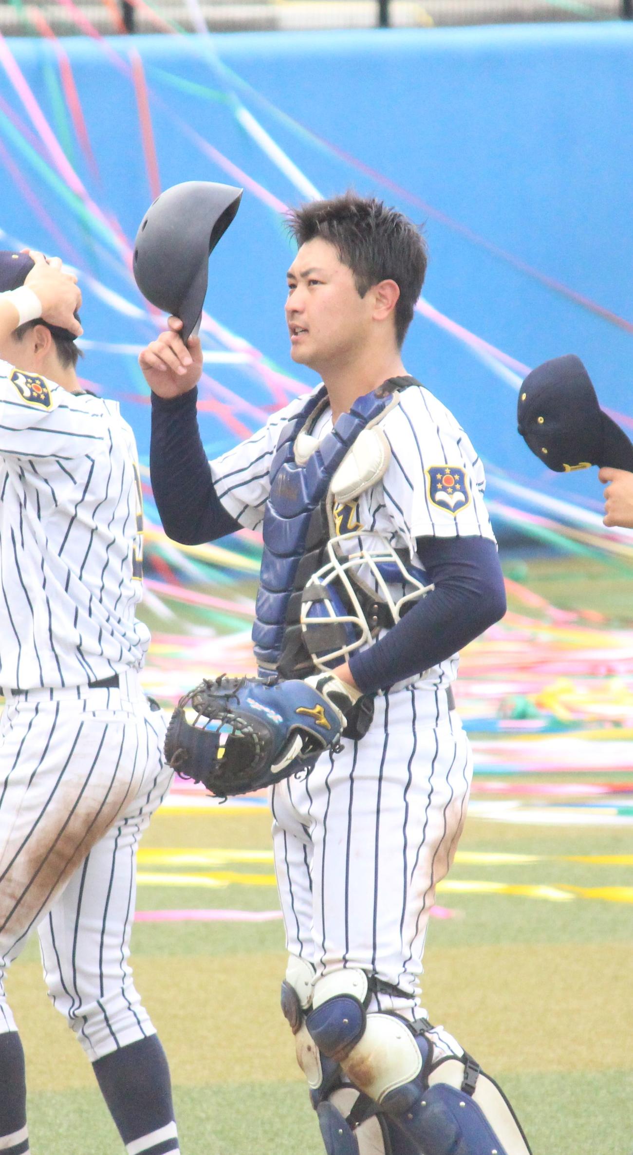 東海大対日体大　優勝し、スタンドにあいさつをする東海大・亀田（撮影・保坂恭子）