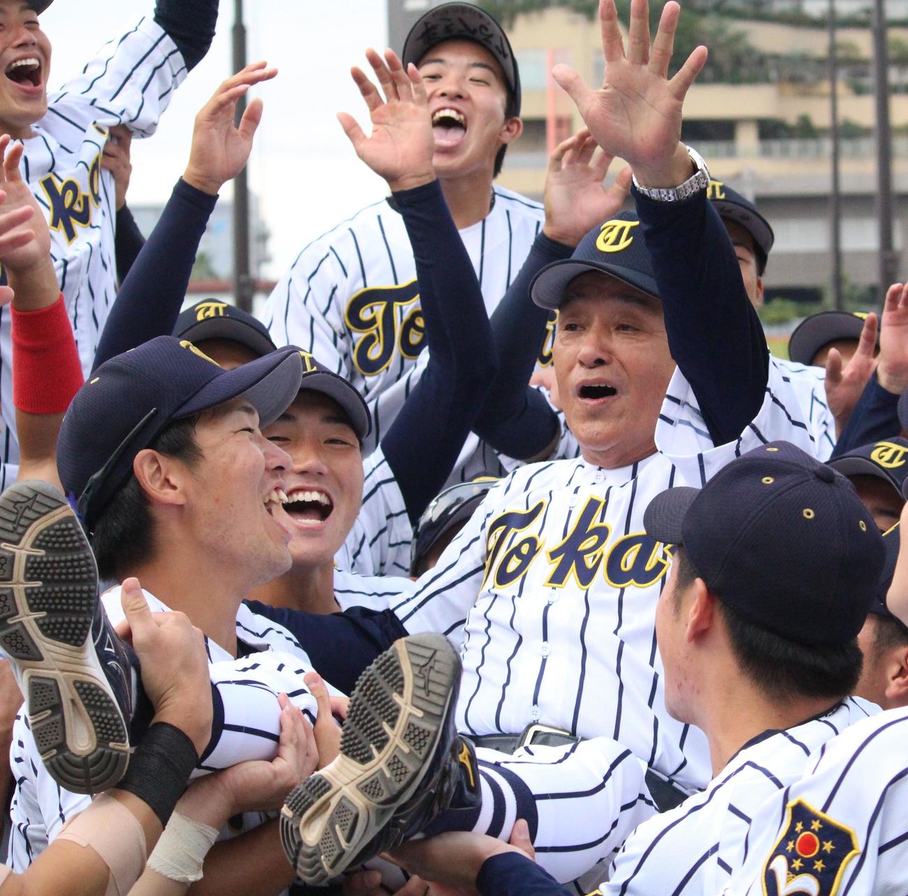 東海大対日体大　優勝し、選手に胴上げされる東海大・井尻監督（中央）（撮影・保坂恭子）
