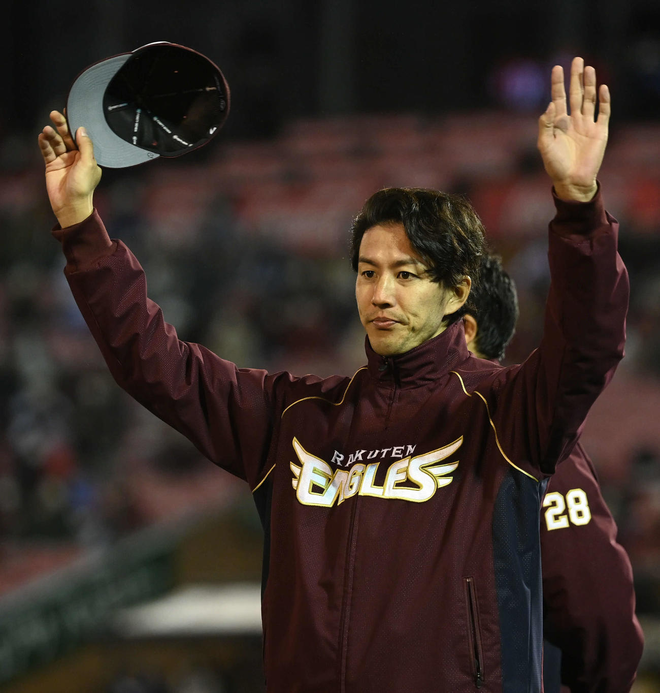 楽天対西武　9勝目を挙げた楽天岸は観客の拍手に手を振って応える（撮影・山崎安昭）