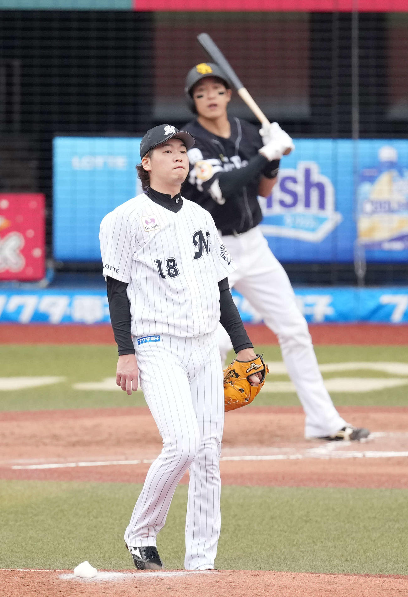 ロッテ対ソフトバンク　2回表ソフトバンク2死一、二塁、柳田に左中間への3点本塁打を浴びる二木（撮影・鈴木みどり）