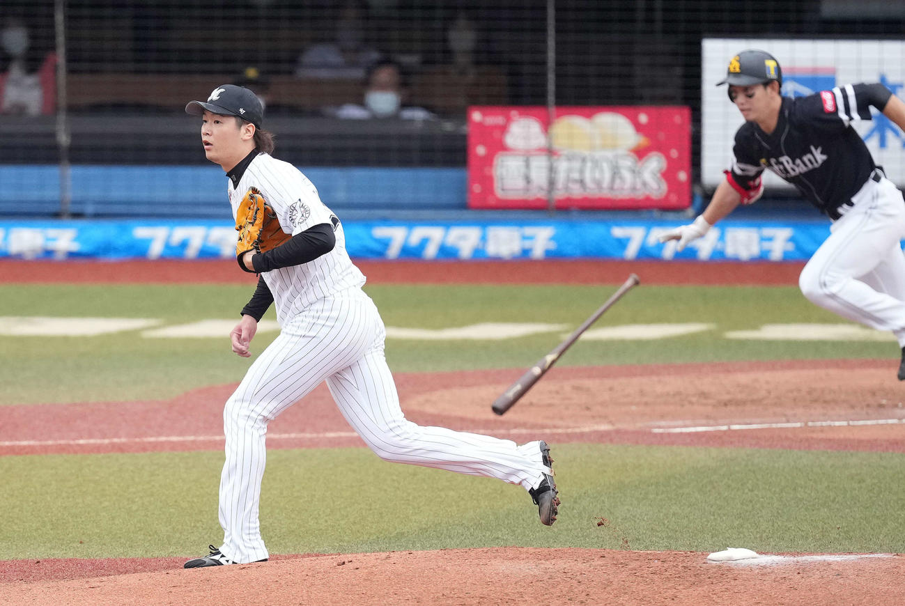 ロッテ対ソフトバンク　2回表ソフトバンク2死一、三塁、栗原に右前適時打を浴びる二木（撮影・鈴木みどり）