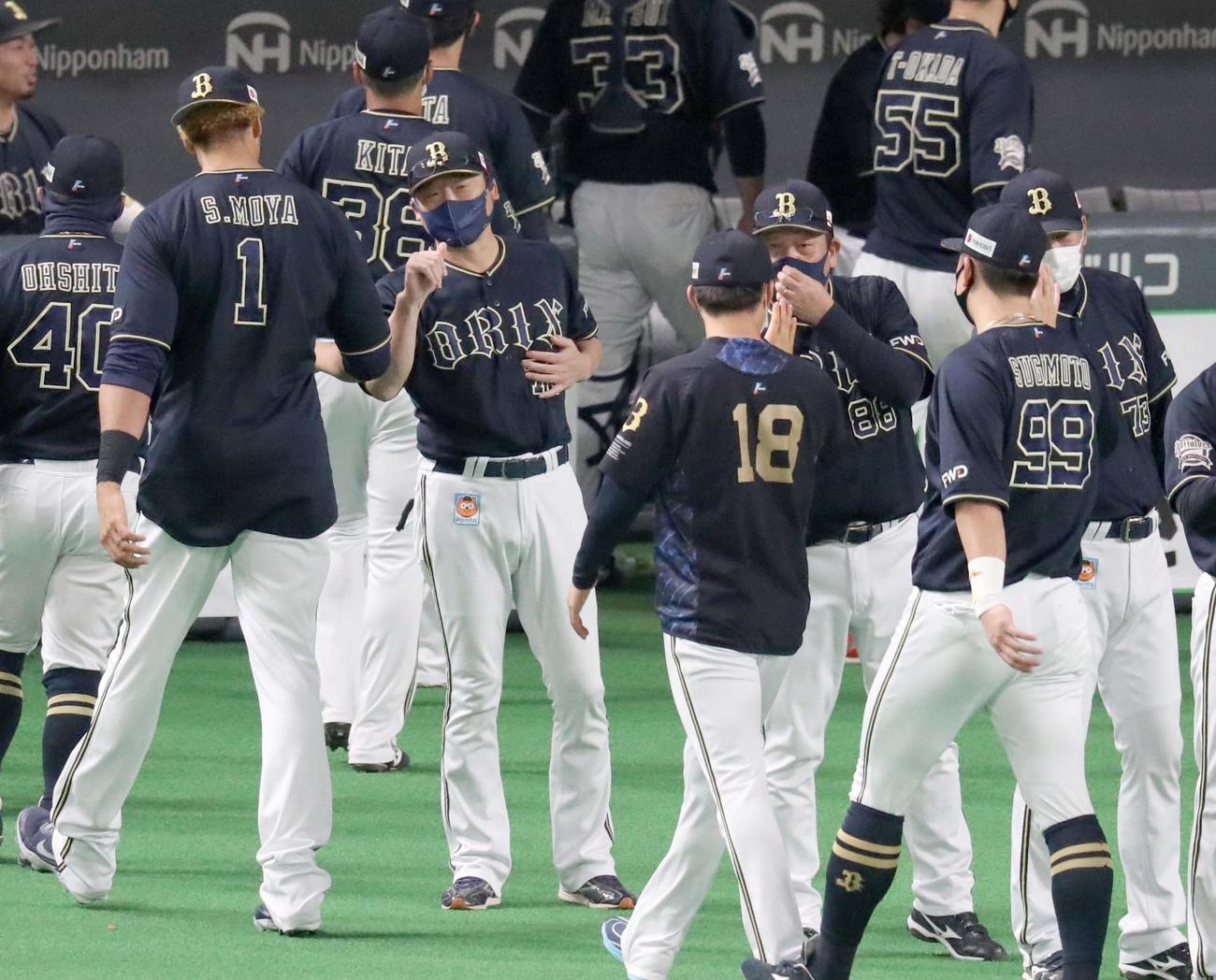 日本ハム対オリックス　試合後、ナインを出迎える中嶋監督（左から2人目）（撮影・黒川智章）