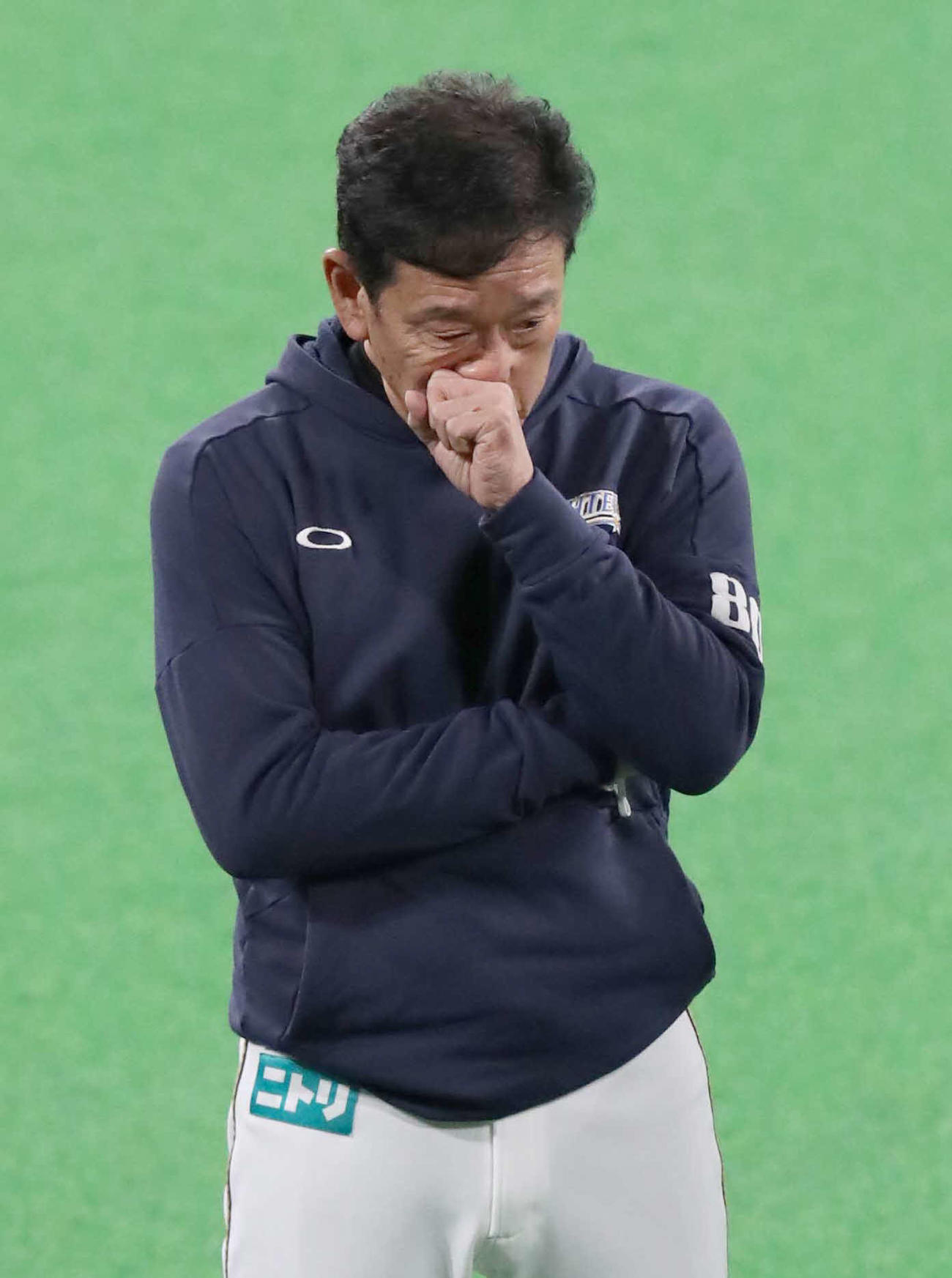 練習前に選手にあいさつする日本ハム栗山監督（撮影・黒川智章）