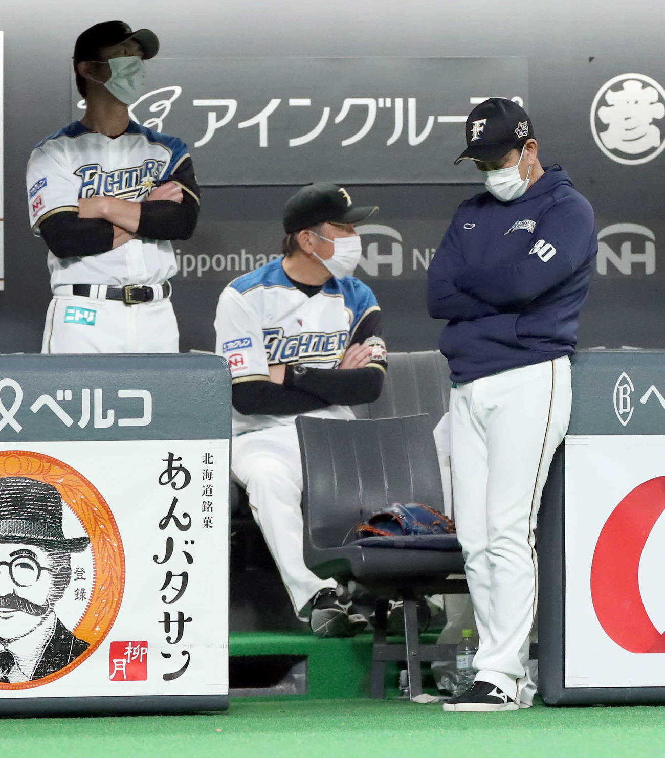 日本ハム対オリックス　ベンチでうつむく日本ハム栗山監督（右）（撮影・佐藤翔太）