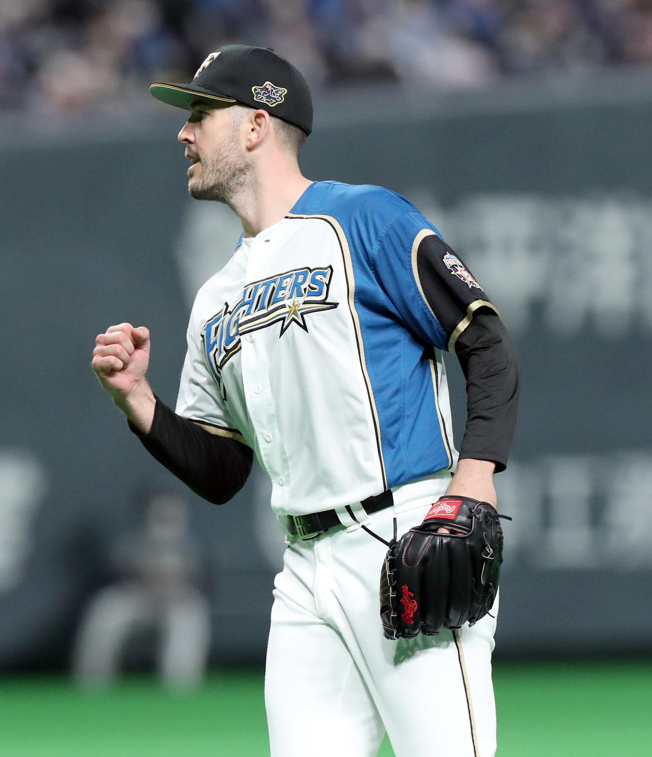 日本ハム対オリックス　4回表オリックス2死二塁、安達を一邪飛に仕留めガッツポーズをする日本ハム・バーヘイゲン（撮影・佐藤翔太）