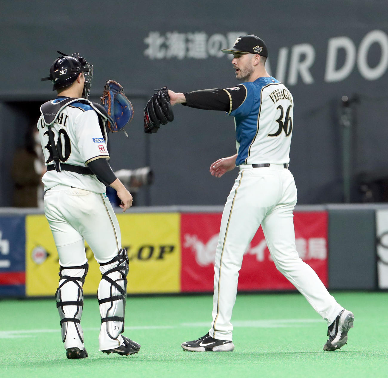 日本ハム対オリックス　6回表を無失点に抑え日本ハム宇佐見（左）とタッチを交わすバーヘイゲン（撮影・佐藤翔太）