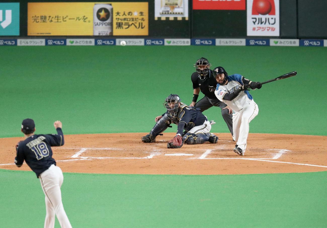日本ハム対オリックス　6回裏日本ハム2死一、二塁、中前適時打を放つR・ロドリゲス（撮影・黒川智章）