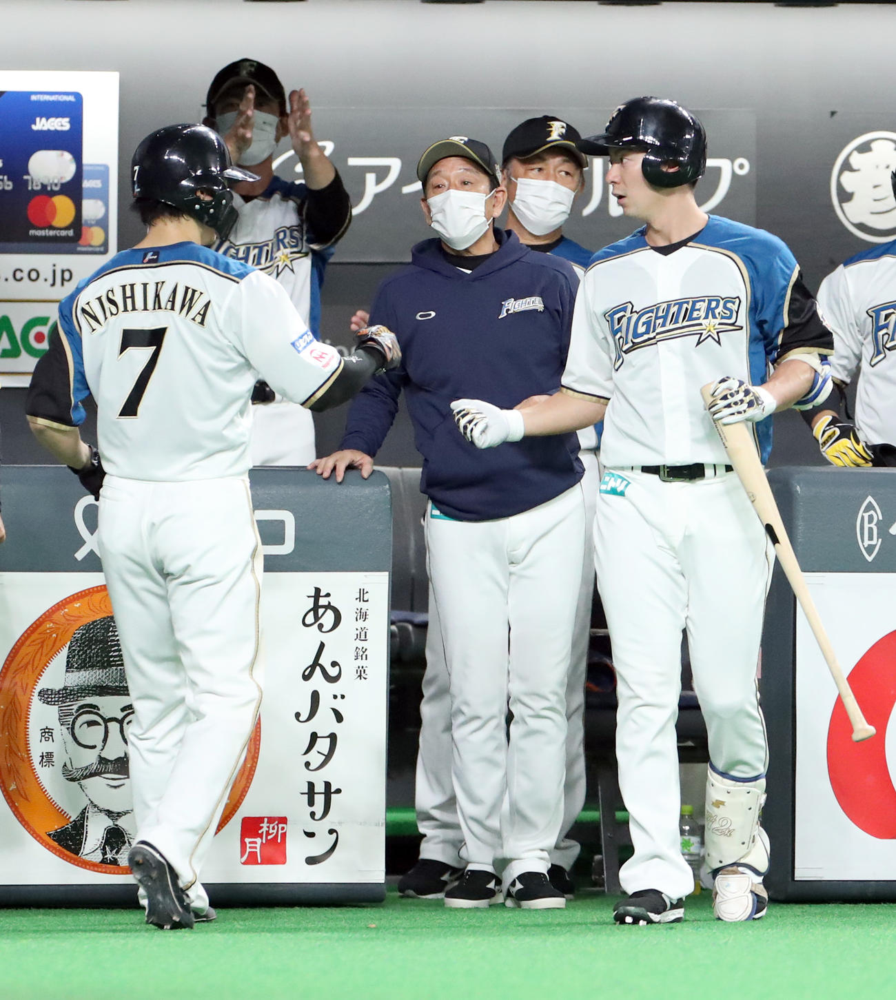 日本ハム対オリックス　6回裏日本ハム2死一、二塁、R・ロドリゲスの中前適時打で生還した西川を出迎える栗山監督（中央）（撮影・佐藤翔太）