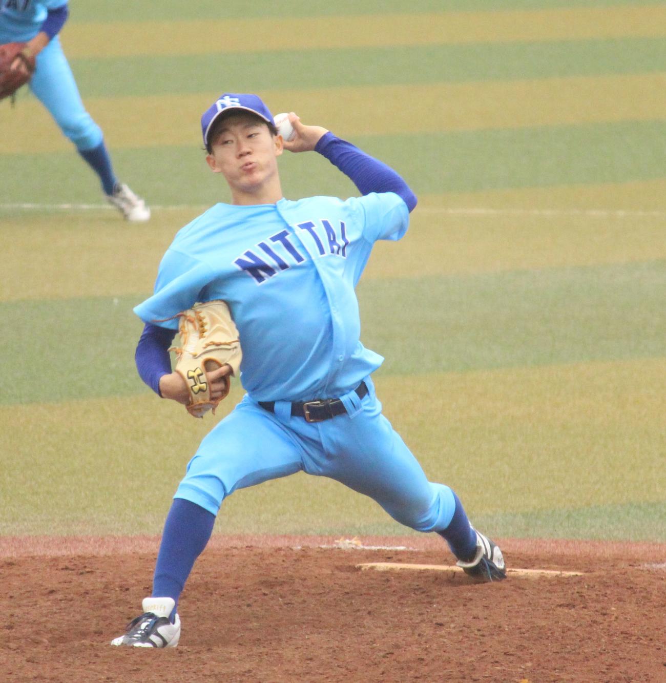 東海大対日体大　先発し力投する日体大・矢沢（撮影・保坂恭子）